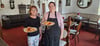 Anne-Dore Hilmer (links) und Janine Franke servieren an jedem Wochentag das Mittagessen.  Diesmal gibt es Spirellinudeln mit Tomatensoße und Jägerschnitzel