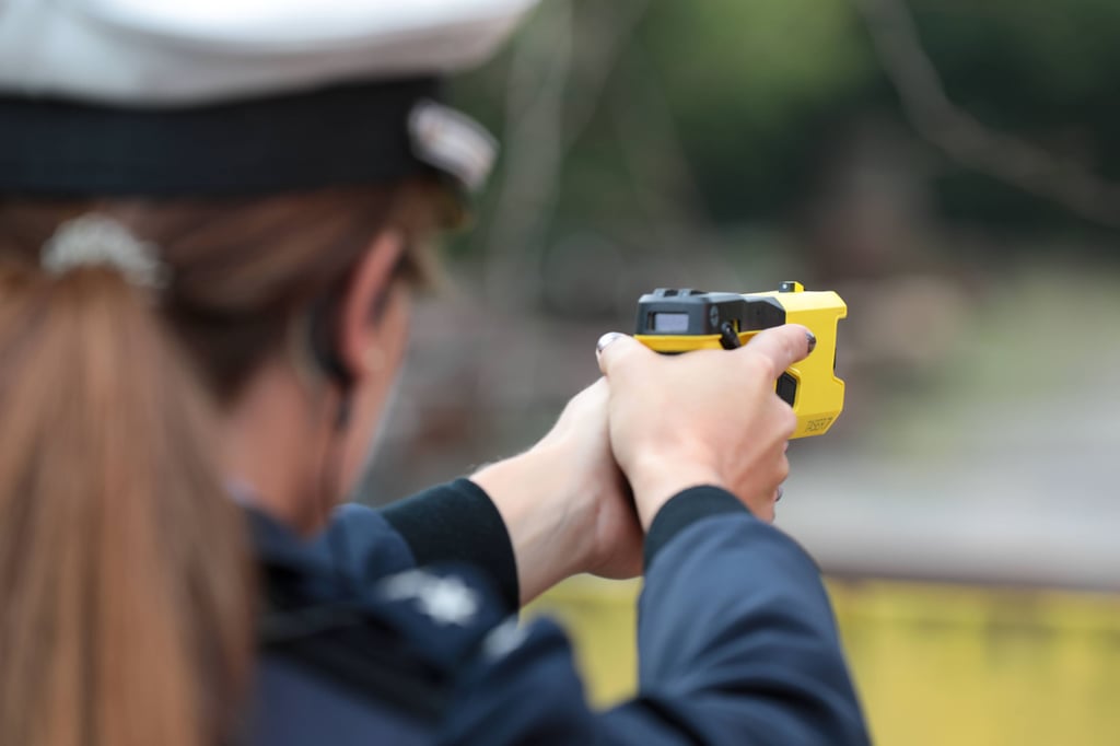 Eine Elektroimpuls-Pistole im Einsatz. Die Mehrheit der befragten Polizisten in Sachsen-Anhalt wollen Taser für den Einsatz haben.