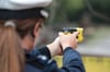 Eine Elektroimpuls-Pistole im Einsatz.