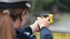Eine Elektroimpuls-Pistole im Einsatz. Die Mehrheit der befragten Polizisten in Sachsen-Anhalt wollen Taser für den Einsatz haben.&nbsp;