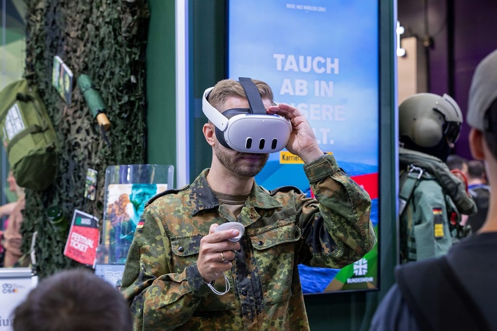 Im Digital-Land beim Tag der Bundeswehr an der Unteroffizierschule des Heeres tauchen Besucherinnen und Besucher in die Tiefen der virtuellen Realität ein.
