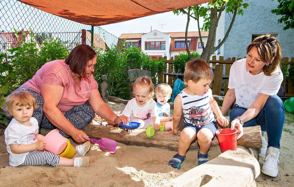 Kita-Leiterin Diana Stroisch (l.) und Vereinsvorsitzende Cornelia Jesswein mit Kindern beim Spielen.