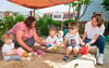 Kita-Leiterin Diana Stroisch (l.) und Vereinsvorsitzende Cornelia Jesswein mit Kindern beim Spielen. 