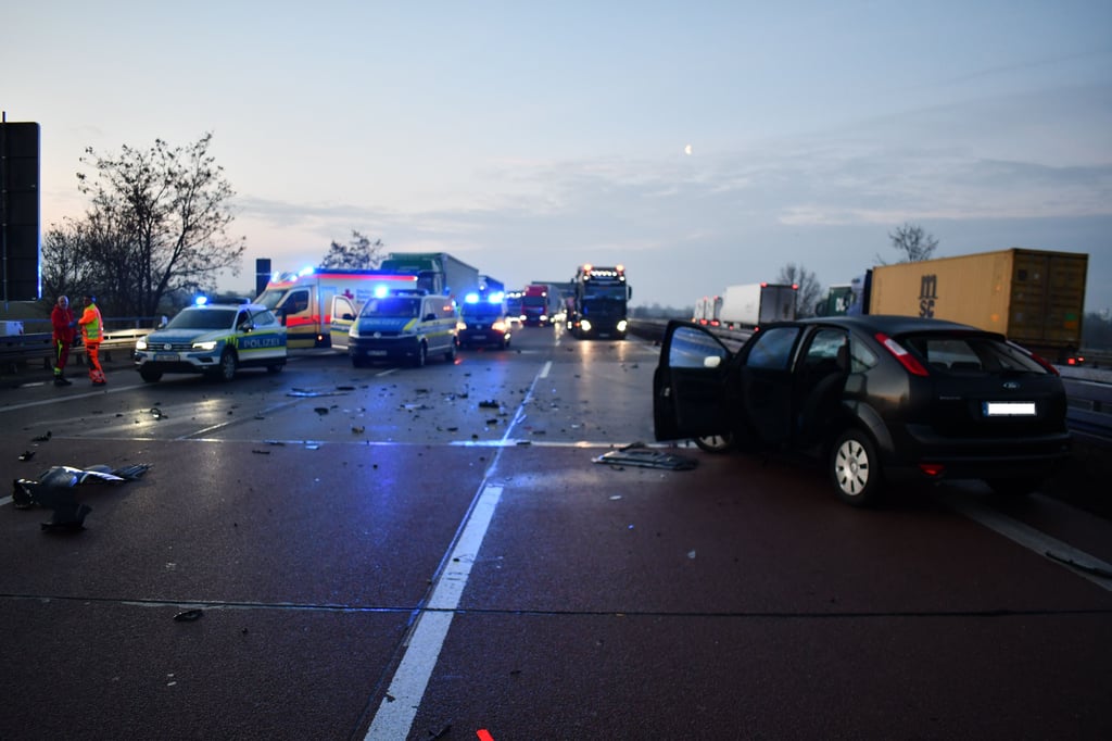 Nach Unfällen - wie hier auf der A 9 bei Osterfeld (Burgenlandkreis) - müssen oft Teile der Autobahn abgesichert werden. In Sachsen-Anhalt gibt es darüber Zoff zwischen staatlichen Stellen.