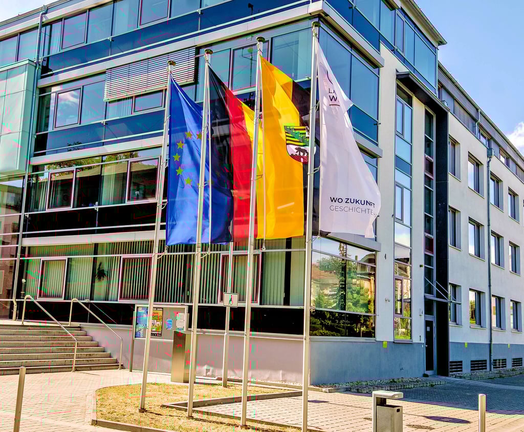 Vor dem Landratsamt in Wittenberg wehen die Flaggen der Europäischen Union, von Deutschland, des Landes Sachsen-Anhalt und jene des Landkreises Wittenberg – am Tag des Grundgesetzes. Mittlerweile hängen sie täglich.