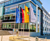 Vor dem Landratsamt in Wittenberg wehen die Flaggen der Europäischen Union, von Deutschland, des Landes Sachsen-Anhalt und jene des Landkreises Wittenberg –  am Tag des Grundgesetzes.  Mittlerweile hängen sie täglich. 