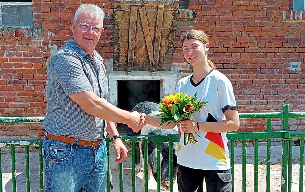 FÖJlerin Maria Platte aus Moritz wird nach knapp einem Jahr auf dem Jugendbauernhof von Ulrich Weimeister verabschiedet.