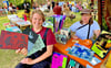 Barbara Fülling (links) und Swenja Lowack nahmen mit ihren Kunstwerken am 1. Kreativmarkt zum Klosterfest teil. 
