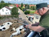Jedes Jahr ist Wolfgang Grönwald, ehemaliger Revierförster, hoch oben bei Storchennestern unterwegs, um Jungtiere zu beringen, wie auch aktuell hier in Magdeburg-Pechau.