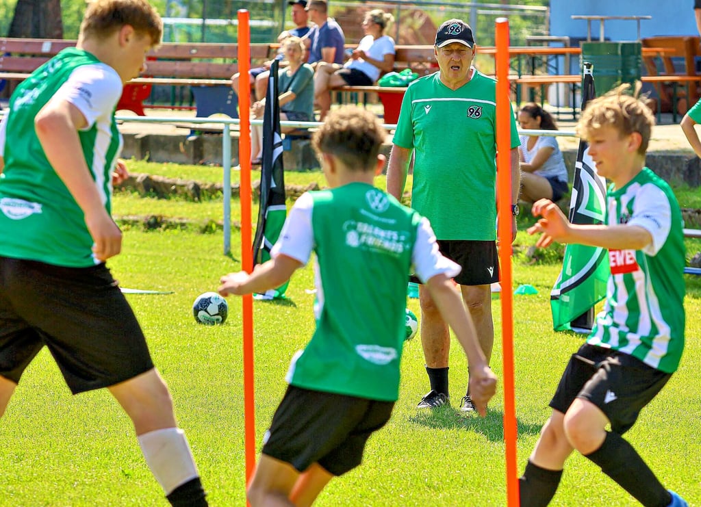 Ex-Bundesligs-Profi Christian Sackewitz beoabachtet die Trainingseinheit.