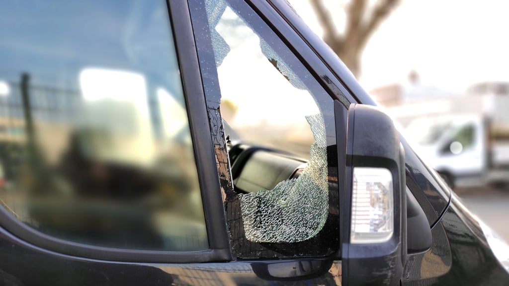 Auf einem Parkplatz in Halberstadt wurden aus einem Dienstwagen eine Bohrmaschine und weitere Bauwerkzeuge gestohlen. Die Polizei sucht Zeugen.