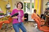 Friseurin Sybille Kretzschmar verschönert seit zwei Jahrzehnten im Zeitzer „Hochhaus“ Köpfe: mittwochs von 9 bis 14 Uhr, donnerstags von 10 bis 16 Uhr und freitags von 9 bis 14 Uhr. Der Eingang befindet sich linker Hand.
