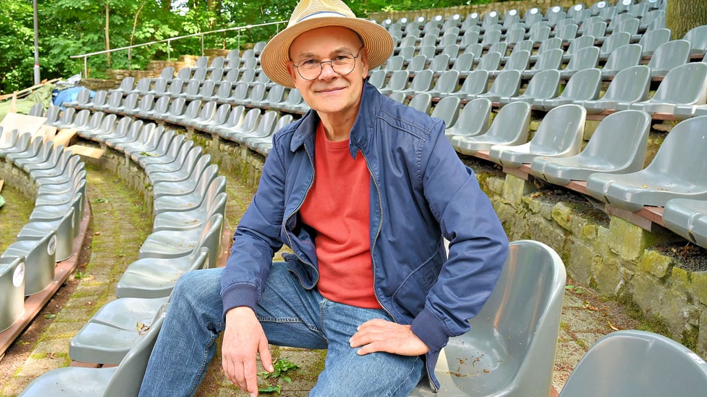 Eberhard Francesco Lorenz spielt in Schönebeck den „Orpheus in der Unterwelt“.