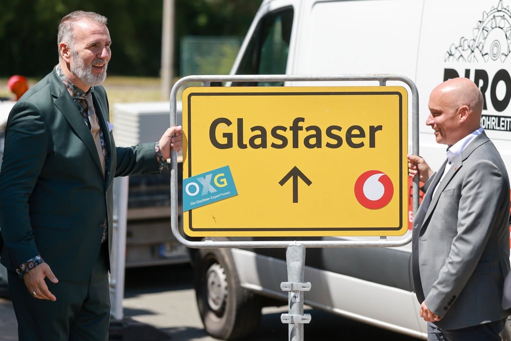 Mehr schnelles Internet für ganz Thüringen: Das will Digitalminister Steffen Schütz vom BSW (links). Mittlerweile habe jeder fünfte Thüringer Zugang zu schnellem Glasfaser. Geförderter und privatwirtschaftlicher Glasfaserausbau in Milliardenhöhe soll das in den kommenden Jahren weiter verbessern.