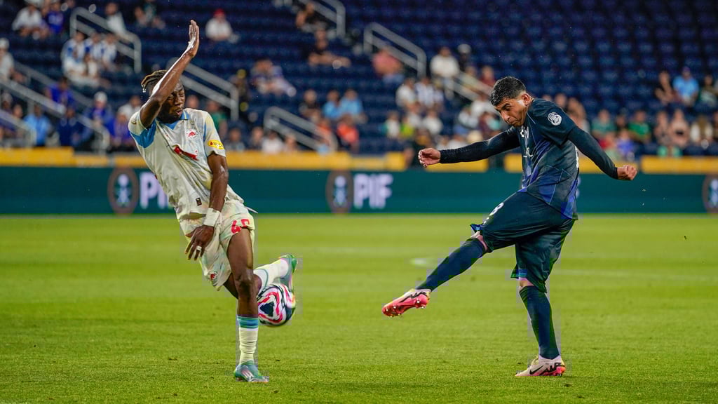 Pachucas Bryan Gonzalez fordert Salzburgs Dorgeles Nene zum Tanz auf