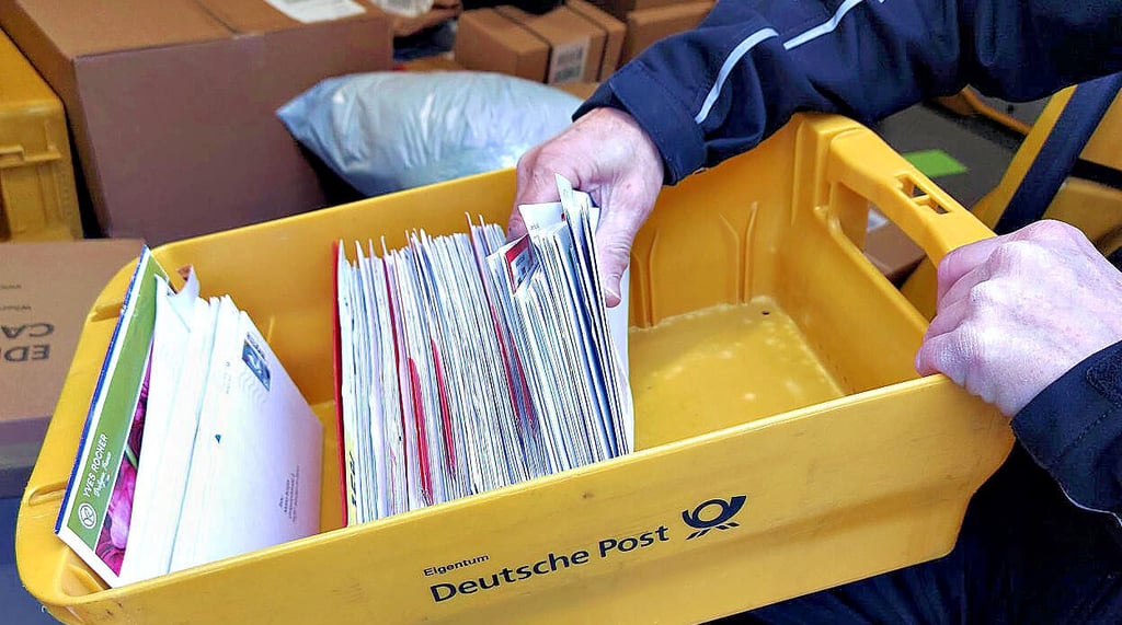 Im Zustellstützpunkt Bernburg kommen die Mitarbeiter mit dem Sortieren der Briefe und Pakete derzeit kaum noch hinterher.