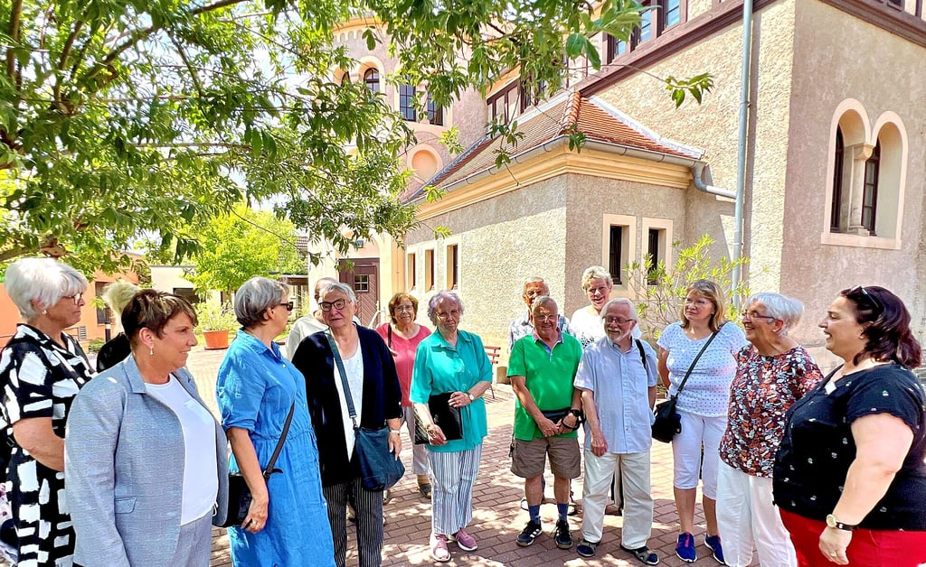 Die Mitglieder des Stadtseniorenrates besuchten in dieser Woche die Kanzler von Pfau’sche Stiftung und ließen sich von Heimleiterin Harriet Ködelpeter (2. von links) und Pflegedienstleiterin Simone Track (rechts) durch das Pfau- und das Jeanettestift führen.