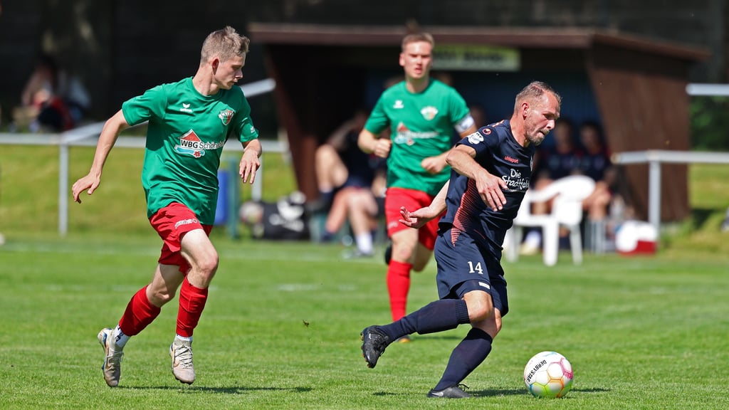 Maik Leonhardt (rechts) dreht mit Börde eine Ehrenrunde in der Relegation.