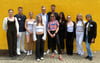 Beim Sommerfest des Stiftungsgymnasiums Magdeburg überreicht FCM-Legende Christian Beck zwei Trikots für die Tombola. Schüler der elften Klasse sammeln die Einnahmen für die Abikasse.