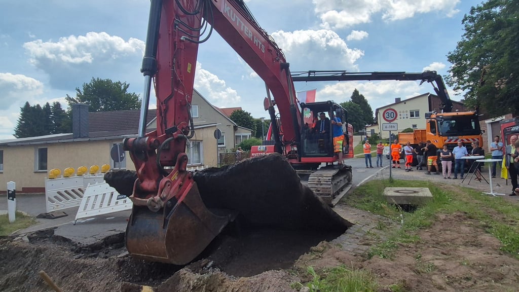 Wer braucht schon einen Spaten, wenn auch ein Bagger zur Verfügung steht? Landrat Thomas Balcerowski beim "ersten Baggerschaufelstich".