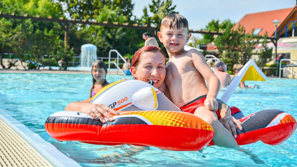 Die bis zu 34 Grad Celsius locken am Wochenende nicht nur Stammbadegäste wie Kristin Teuber und Sohn Mathayus ins Freibad nach Wolmirstedt.