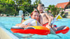 Die bis zu 34 Grad Celsius locken am Wochenende nicht nur Stammbadegäste wie Kristin Teuber und Sohn Mathayus ins Freibad nach Wolmirstedt.