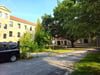 Links das Klausurgebäude/Bauamt und geradezu das Kasernengebäude, die Außenstelle der Ciervisti-Schule. Nun soll der Hof umgestaltet werden, wann steht allerdings noch nicht fest. 