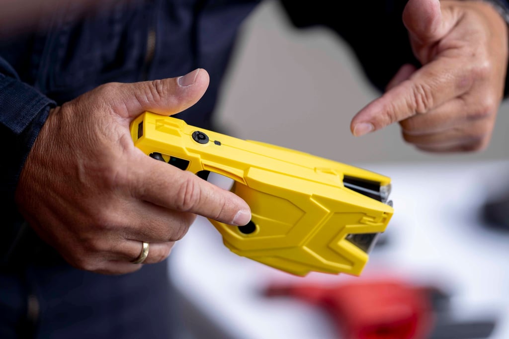 Manche Polizeibehörden nutzen "Taser" bereits im Dienst - hier ein Gerät aus Österreich.