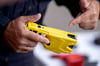 Manche Polizeibehörden nutzen "Taser" bereits im Dienst - hier ein Gerät aus Österreich.