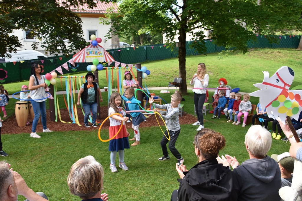 Kita-Kinder beim Vorführen eines Zirkusprogramms.