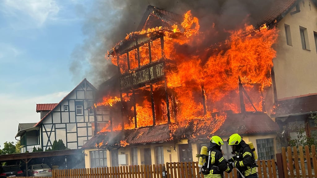 Die Balkonfront einer ehemaligen Pension im Quedlinburger Ortsteil Bad Suderode fing Feuer.