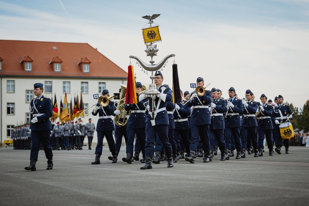 Beim Tag der Bundeswehr in Delitzsch spielt das Luftwaffenmusikkorps Erfurt ein Platzkonzert während des Bühnenprogramms.