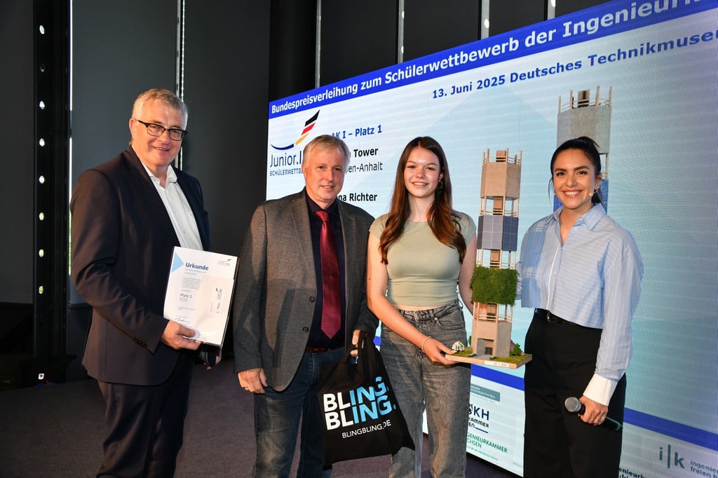 Die Achtklässlerin Anna Richter vom Europagymnasium Walter Rathenau in Bitterfeld-Wolfen hat beim Bundesfinale des Schülerwettbewerbs „Junior.ING“ in Berlin den ersten Platz belegt. Ingolf Kluge (Vizepräsident BIngK) und Jörg Herrmann (Präsident IK ST) sowie Moderatorin Jessica Schöne gratulierten.