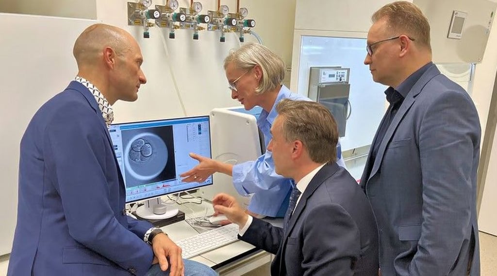So lässt sich neues Leben überwachen: Reproduktionsbiologin Katrin Pribbernow demonstriert dem Leiter des neuen Zentrums, Prof. Gregor Seeliger, Wissenschaftsstaatssekretär Thomas Wünsch und Dr. Matthias Janda, Ärztlicher Direktor des UKH (von links), was das Embryoskop leisten kann.