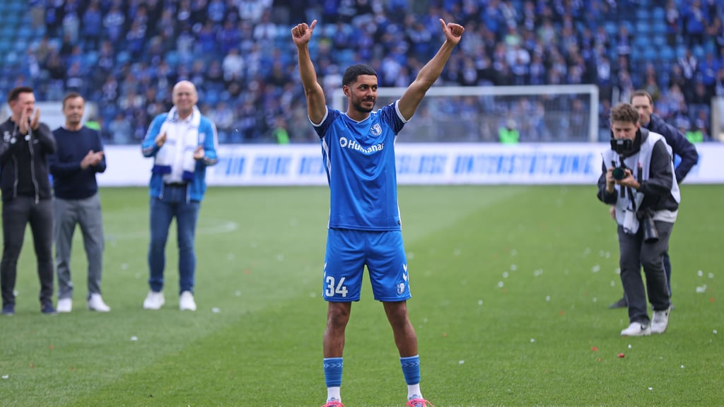 Tarek Chahed (hinten) schnürt seine Schuhe auch weiterhin für den FCM.