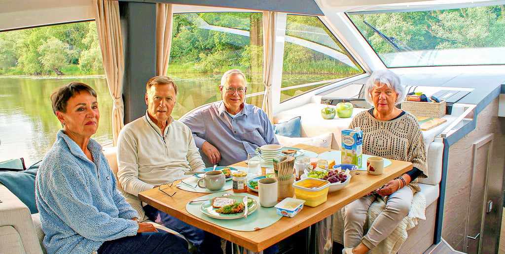Das Ehepaar Brigitte (von links) und Axel Hofmann aus Frankfurt/Main, ein guter Freund und Hafenmeisterin Sigrid Weidenbach kommen in Havelberg beim Frühstück an Bord der Yacht „Dancing Green“ ins Gespräch.