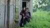 Jamie (Aaron Taylor-Johnson) erkundet mit seinem Sohn Spike (Alfie Williams) das Festland, wo es vor Infizierten wimmelt.