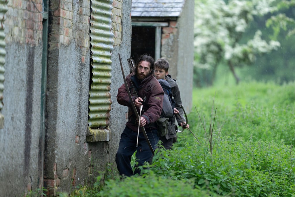 Jamie (Aaron Taylor-Johnson) erkundet mit seinem Sohn Spike (Alfie Williams) das Festland, wo es vor Infizierten wimmelt.
