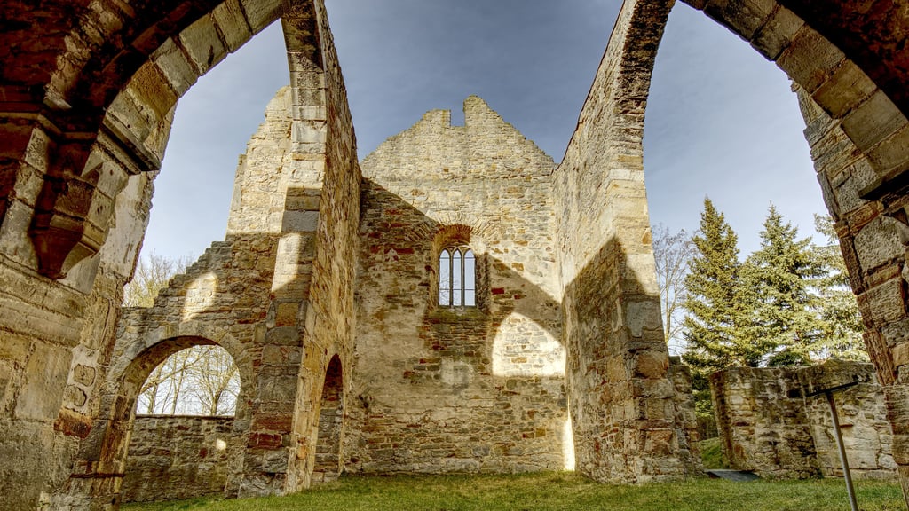 Blick in die Ruine der Stiftskirche St. Marien im Ortsteil Walbeck.