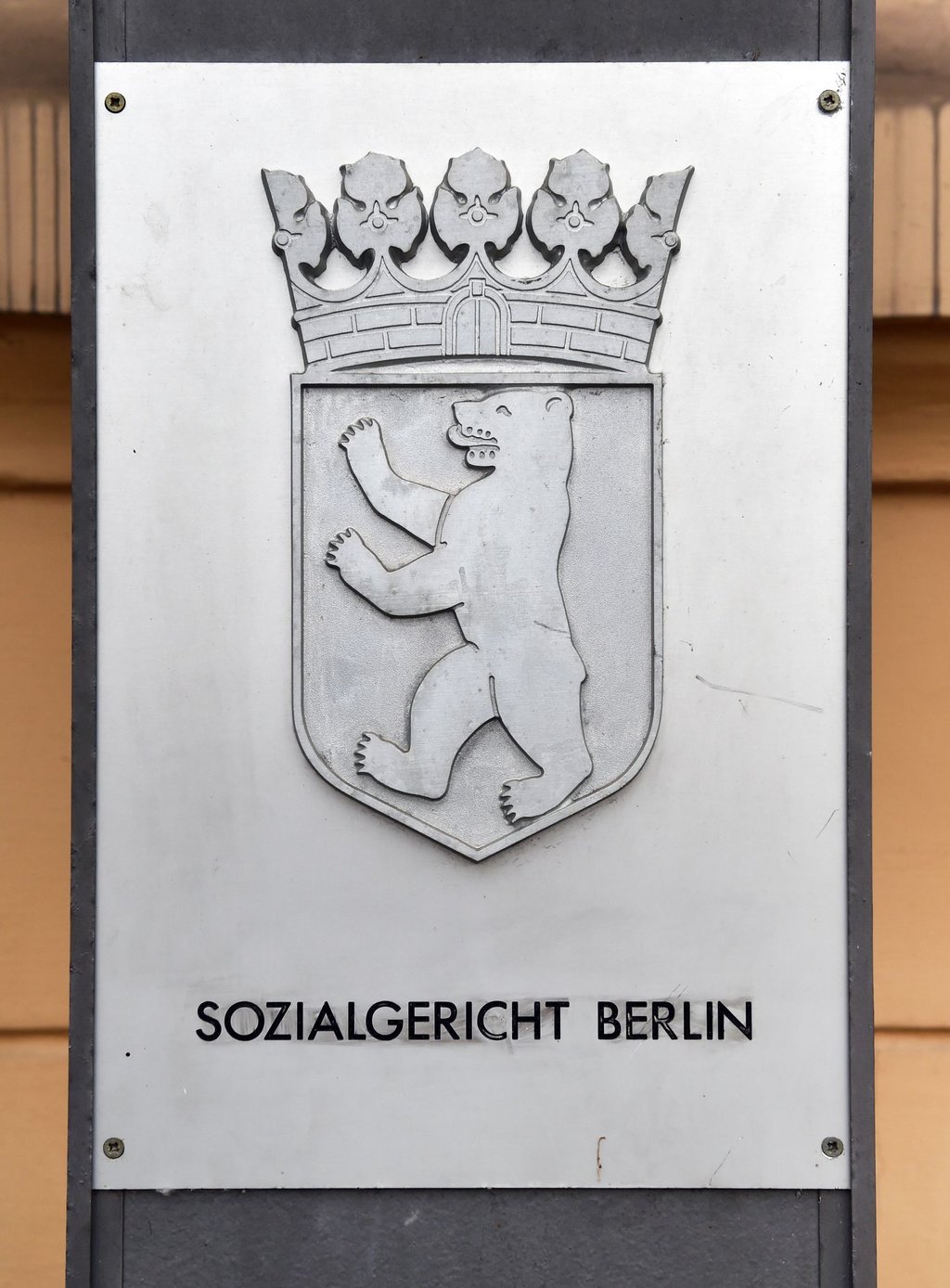 Sozialgericht weist Klage einer Frau zurück, die plötzlich ein höheres Alter angab und Rente beziehen wollte. (Symbolbild)
