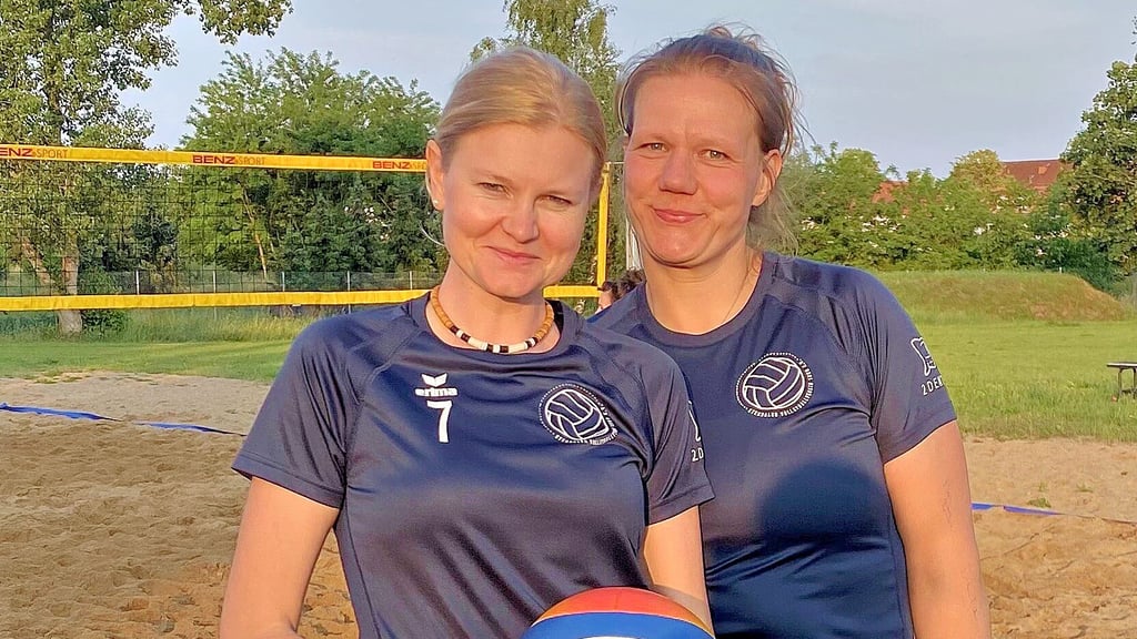 Kristina Hansel (genannt Tina, links) und Franka Karheiding setzen sich mit den „Volleyholics“ vom Stendaler Volleyballverein 1990 für Frauen und Mädchen ein.