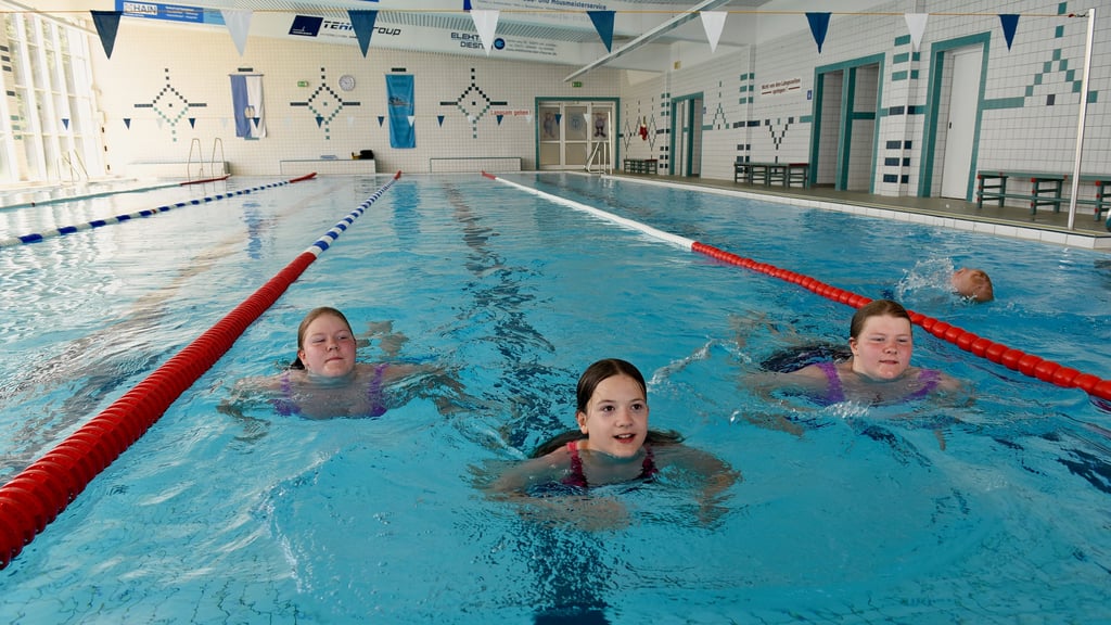 Bei dem Schwimmabzeichennachmittag in der Schwimmhalle von Eisleben wollen Laura (li.) und Lisa Bronze schaffen, Lilly (Mitte) nimmt Kurs auf Silber.