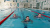 Bei dem Schwimmabzeichennachmittag in der Schwimmhalle von Eisleben wollen Laura (li.) und Lisa Bronze schaffen, Lilly (Mitte) nimmt Kurs auf Silber.