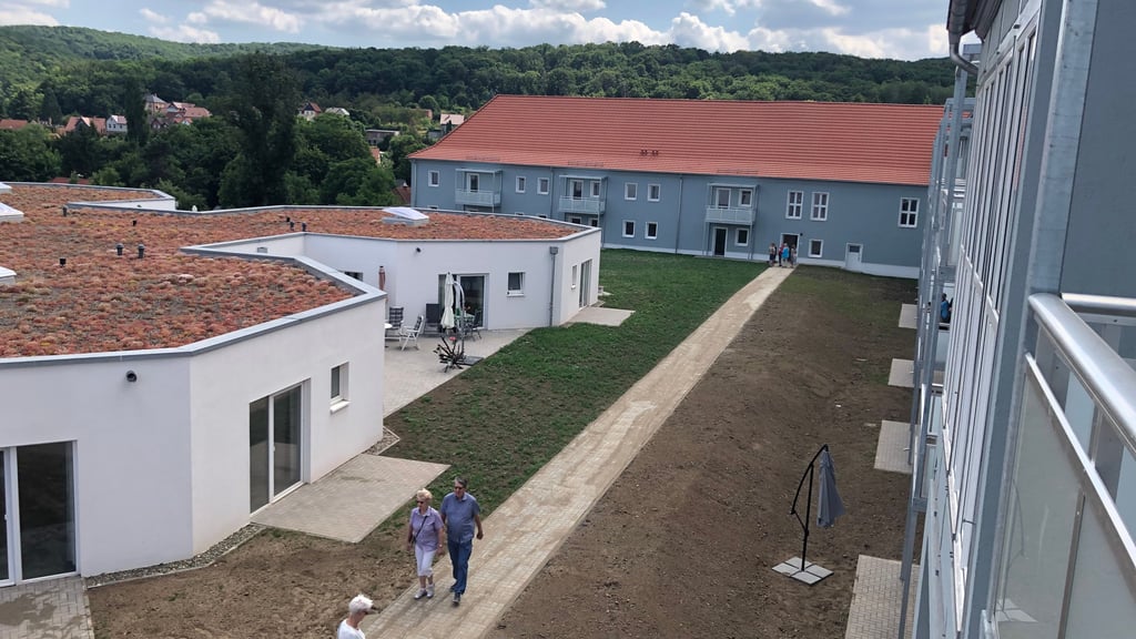Der neue Wohnpark in Bad Suderode: Blick aus dem ehemaligen Schulhaus zur Wabe (links) und der ehemaligen Turnhalle (hinten).