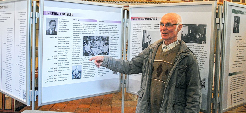 Pfarrer Johannes Paulsen aus dem eichsfeldischen Tastungen, der Geschäftsführer der Märtyrer-Ausstellung, erläuterte den Besuchern in der Apenburger Kirche die Lebenswege der Christen verschiedener Konfessionen, die für ihren Glauben gestorben sind.