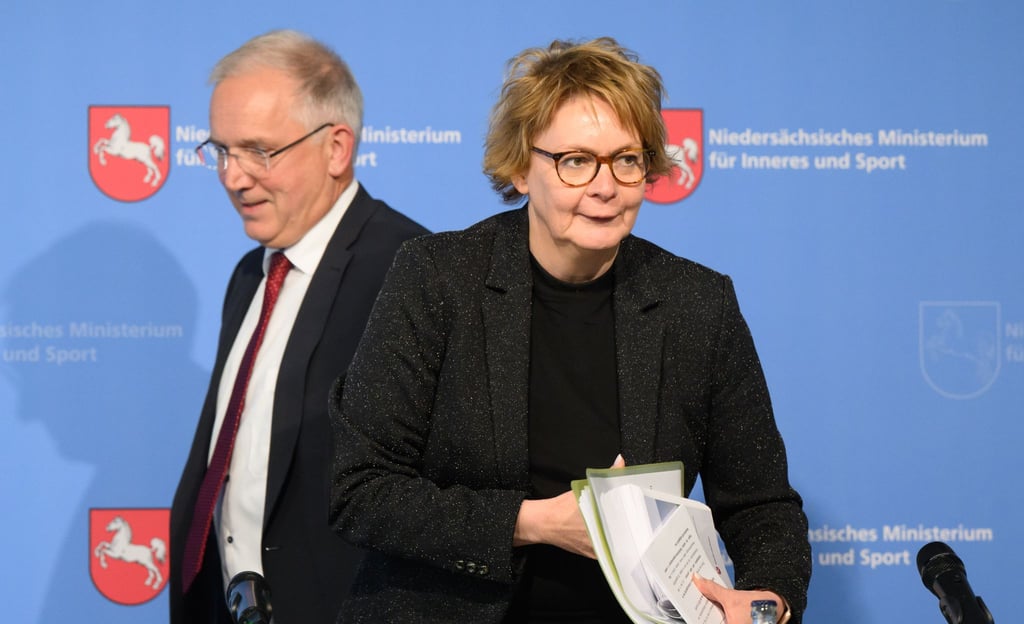 Verfassungsschutzpräsident Dirk Pejril und Innenministerin Daniela Behrens sehen einen Anstieg des Rechtsextremismus in Niedersachsen. (Archivbild)