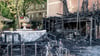 Der Vorgarten und der Holzzaun des Clubs „Wilde Renate“ wurden durch ein Feuer zerstört.