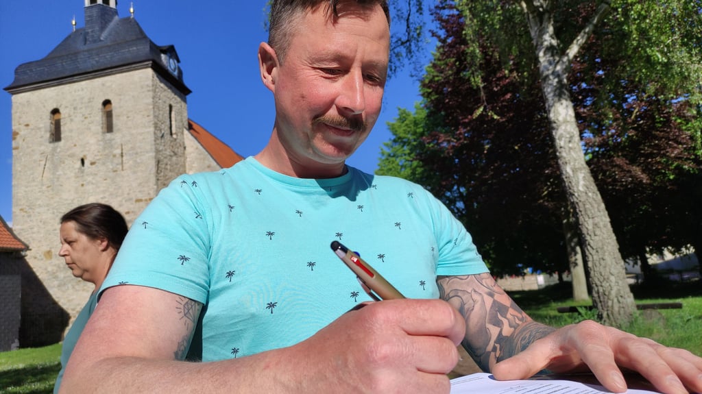 2.204 Unterstützer des Bürgerbegehrens für den Erhalt aller kommunalen Kitas haben sich überall im Stadtgebiet Osterwieck in die Listen eingetragen, wie hier René Odenbach. Trotzdem sind die Erfolgschancen fraglich.