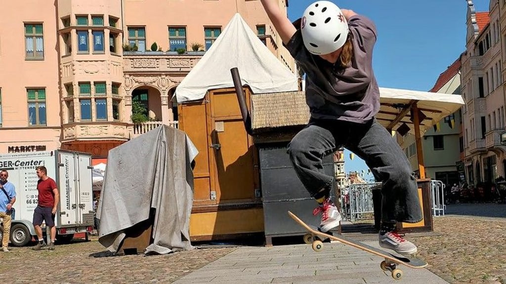 Johanna demonstriert auf dem Skateboard einen „Ollie“.