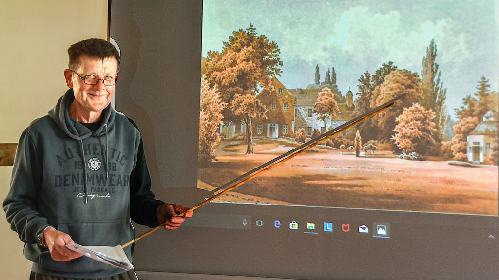 Heiko Mahrenholz zeigt ein Bild vom Rittergut in Bodendorf. Das zweigeschossige Herrenhaus wurde Ende des 17. Jahrhunderts im Barockstil errichtet.